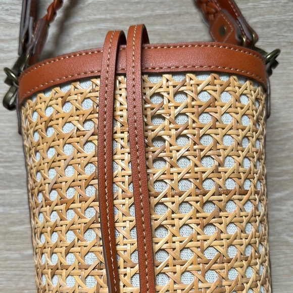 Tommy Bahama woven crossbody bucket bag with removable straps - Picture 2 of 11